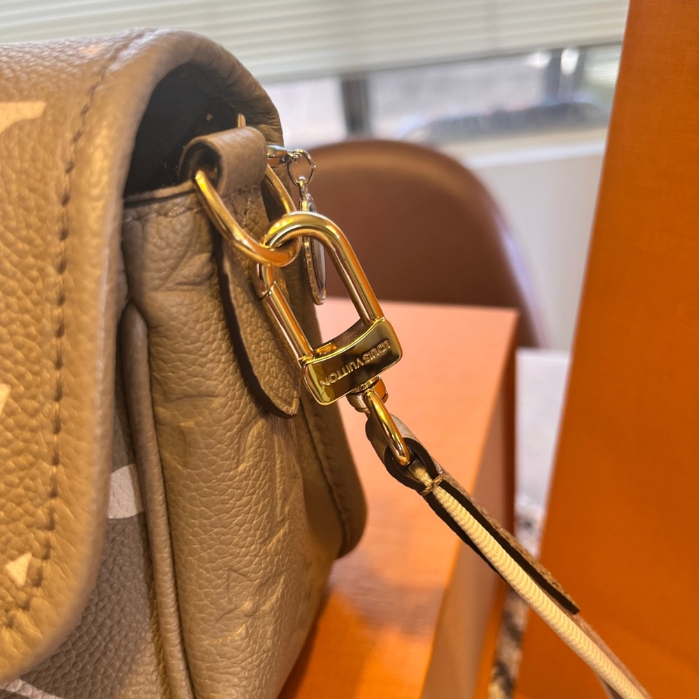 Louis Vuitton Diane beige/cream Monogram Shoulder Bag - Picture 7 of 10